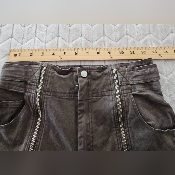 A.L.C Zander On Duty Army Zip Front Pants Sz 2 Retails $360Chrissy Teigen 🚨BOGO - Picture 4 of 9